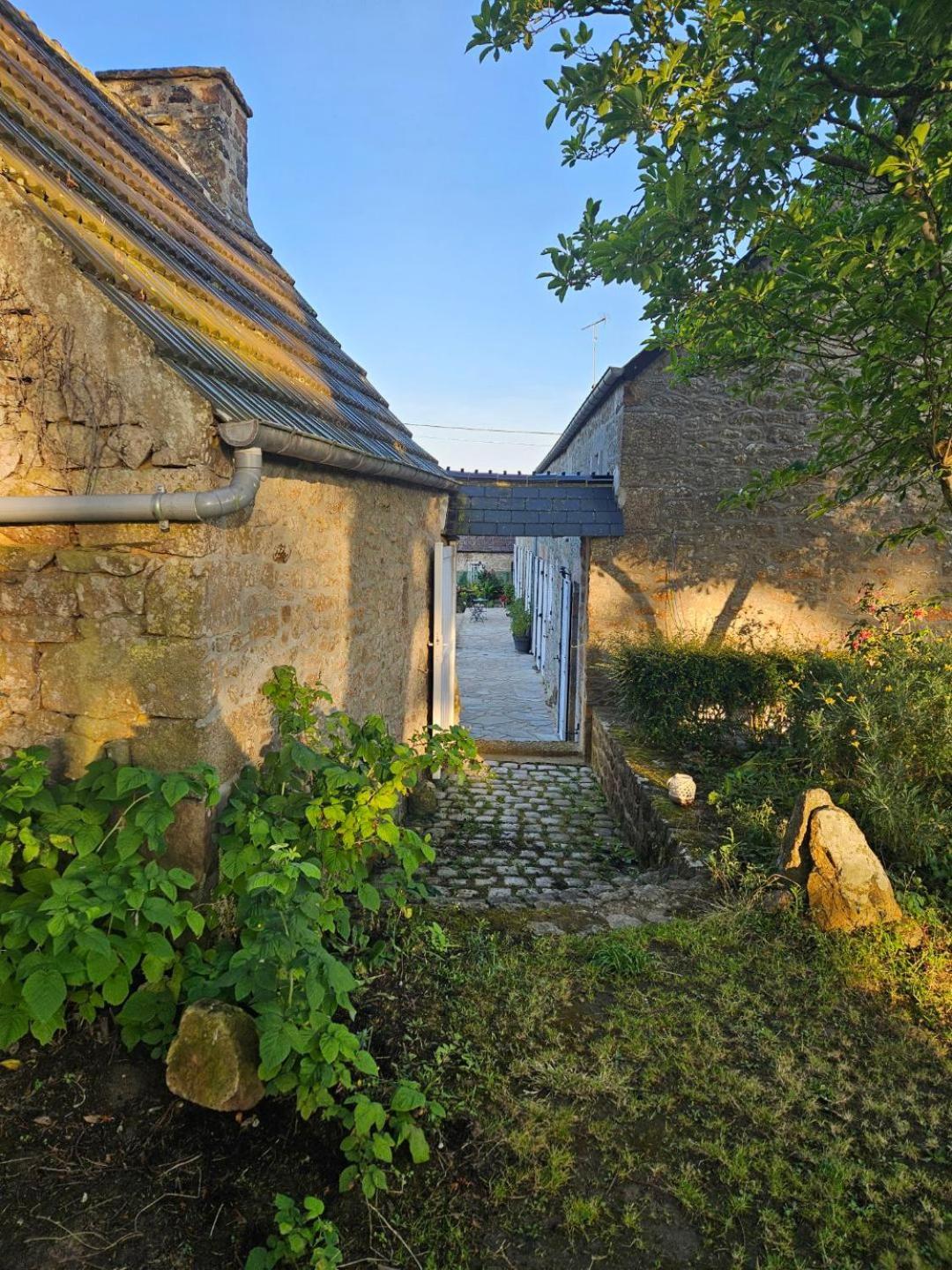 Les 13 Lavoirs D'Antan - Chambre Globe-Trotteur Saint-Pierre-Église Eksteriør bilde